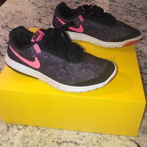 Nike Women's Black and Pink Running Shoes